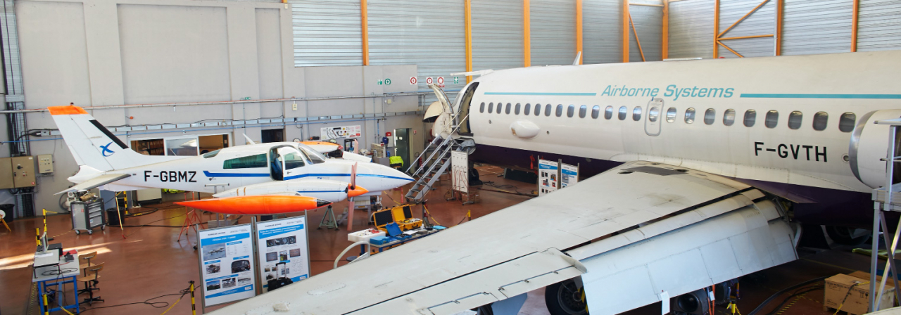 hangar avec des avions