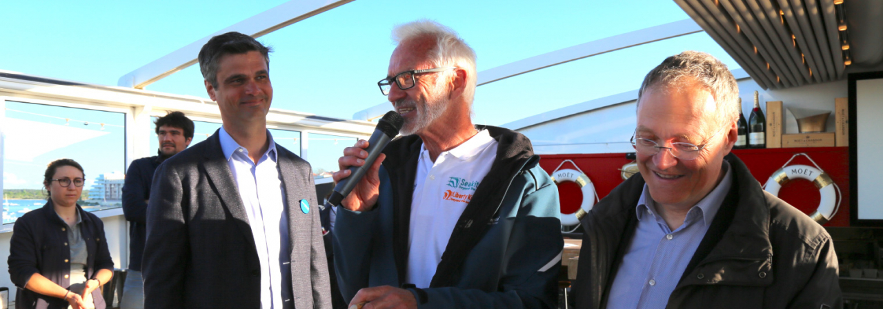 Signature de l'accord de consortium KiWin trois hommes signant un papier