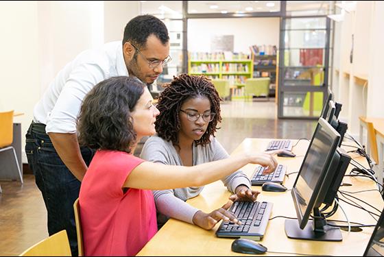 Devenir ingénieur Groupe d'étudiants ingénieurs devant un ordinateur