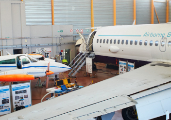 hangar avec des avions