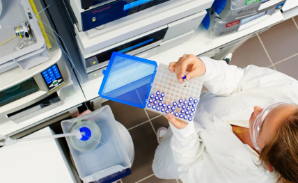 femme scientifique avec des échantillons à analyser